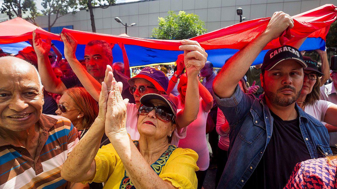 Ecuador ofrece vuelos a migrantes venezolanos que quieran regresar a su país