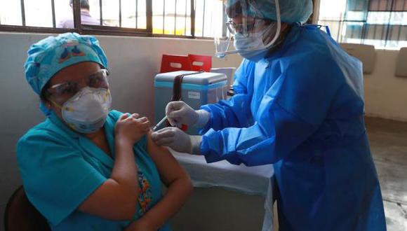 Perú comenzó vacunación contra la COVID-19 en médicos de primera línea. (Foto: EFE)