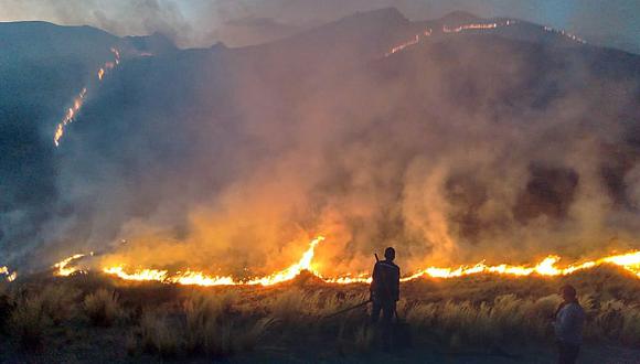Bomberos luchan por aplacar las llamas en tres incendios. (Foto:Juan Sequeiros)