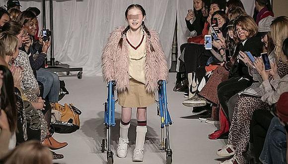 Niña con parálisis cerebral desfila en la pasarela de la semana de moda de Londres (FOTOS)