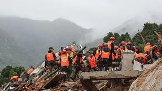 Bombero muestra sus pies después de agotador rescate | FOTO