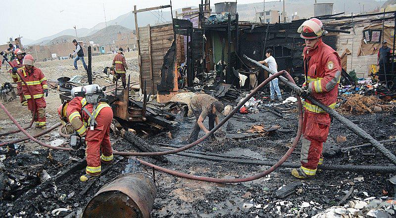 Callao: Voraz incendio consume 16 viviendas y deja en la calle a 30 personas [FOTOS]