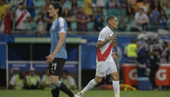 Peru's Paolo Guerrero (R) celebrates after scoring his penalty in the shoot-out against Uruguay after tying 0-0 during their Copa America football tournament quarter-final match at the Fonte Nova Arena in Salvador, Brazil, on June 29, 2019. (Photo by Juan MABROMATA / AFP)