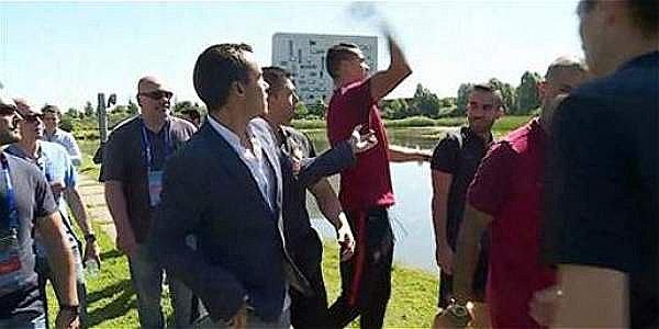 Cristiano Ronaldo enfurece con periodista y lanza su micrófono al agua [VIDEO] 