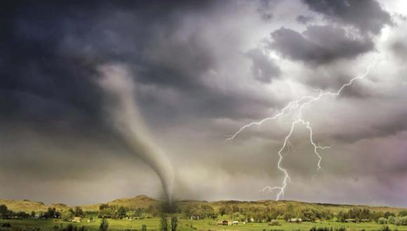 El tornado goleó fuertemente al vehículo, sin embargo el conductor siguió su camino.| Foto: Pexels/Referencial