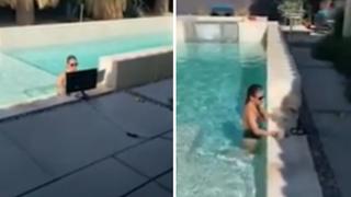 Mujer hace teletrabajo mientras está plácidamente en la piscina 