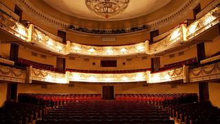 ¡Terrible! Mujer con problemas mentales lanzó a niña desde palco de teatro