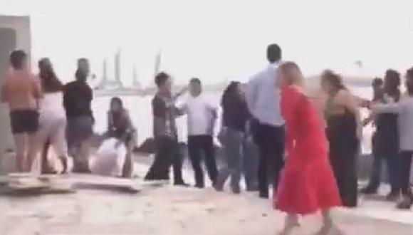 Dos familias protagonizan batalla campal en playa al iniciar el nuevo año (VIDEO)