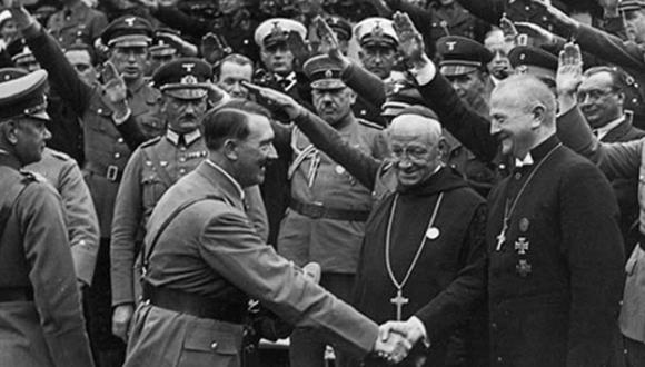 Adolf Hitler recibió respaldo de sacerdotes de alto rango eclesiástico que incluso, como muestra esta foto, realizan el saludo de "¡Heil, Hitler"