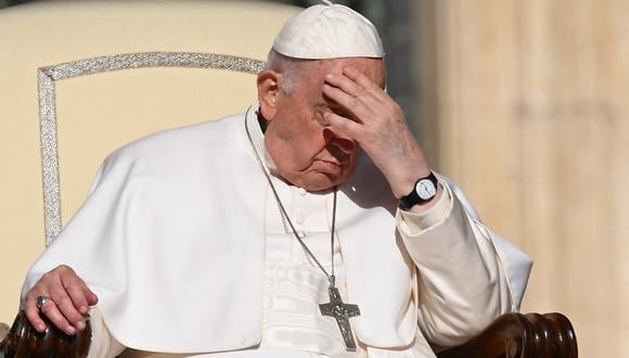El Papa Francisco protege su rostro del sol al comienzo de la audiencia general semanal el 12 de abril de 2023 en la plaza de San Pedro en el Vaticano. (Foto de Vincenzo PINTO / AFP)