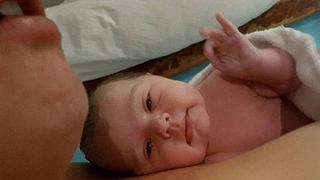 Bebé recién nacido hizo este gesto y sorprendió a sus padres 