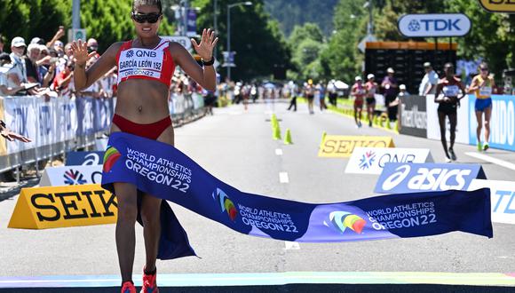 Peru's Kimberly Garcia Leon crosses the finish line to win the women's 20km race walk final during the World Athletics Championships in Eugene, Oregon on July 15, 2022.  (Photo by Jim WATSON / AFP)
