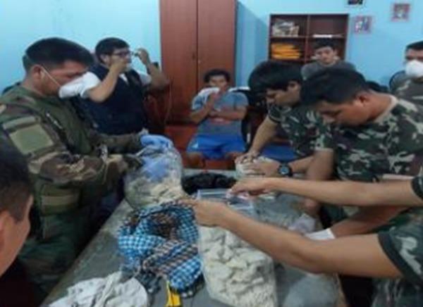 La ilegal mercancía decomisada en Cusco estaba en trozos y fue hallada en un balde de plástico. (Foto: PNP)