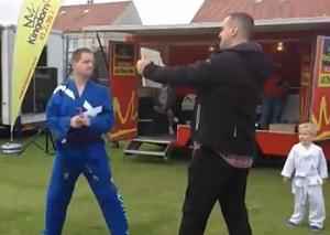 Sujeto realiza la peor demostración de taekwondo [VIDEO]