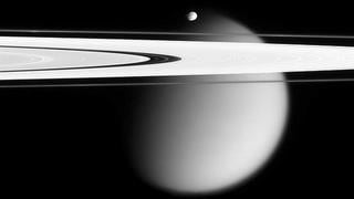 La sonda Cassini de la NASA se sumerge en los anillos de Saturno 
