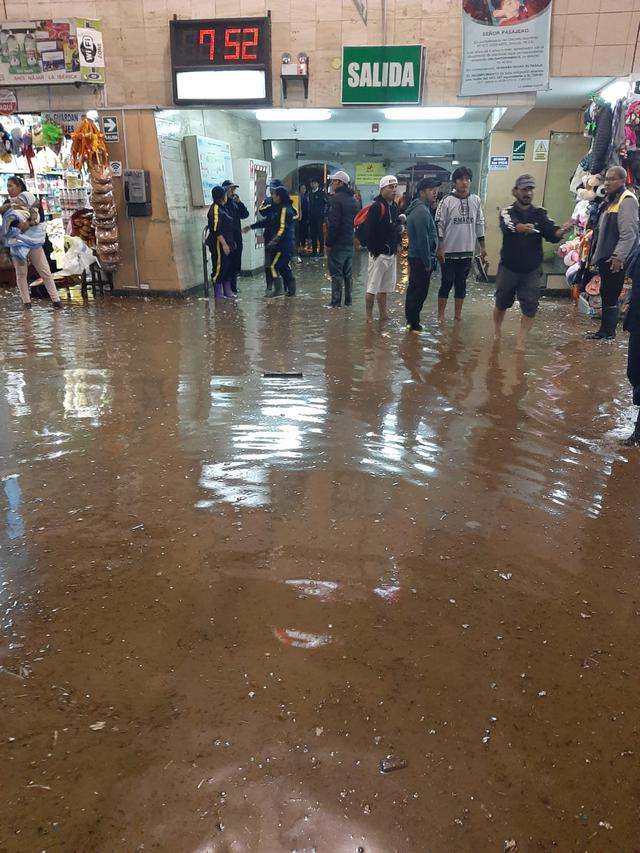 Pasajeros vivieron minutos de pánico ante inundación del Terminal Terrestre y del Terrapuerto. (GEC)