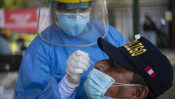 Un hombre se hace la prueba de la enfermedad del coronavirus COVID-19 en un centro de salud ubicado en la calle en Lima el 11 de enero de 2022.  (Foto de Ernesto BENAVIDES / AFP)