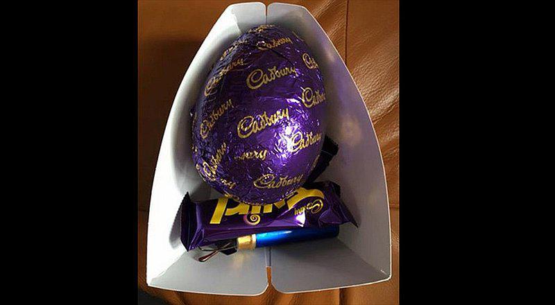  Facebook: Compra huevo de pascua y encuentra una extraña sorpresa dentro 