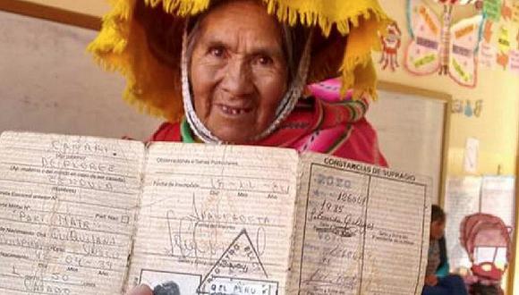 Elecciones 2016: Anciana va a votar y muestra su Libreta Electoral