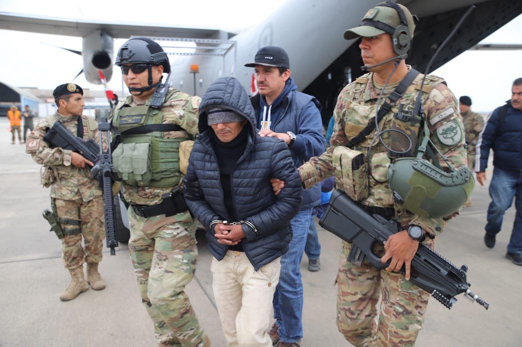 ‘Julio Chapo’ fue trasladado a Lima bajo fuertes medidas de seguridad, el 13 de julio del presente año. (Foto: @CCFFAA_PERU)
