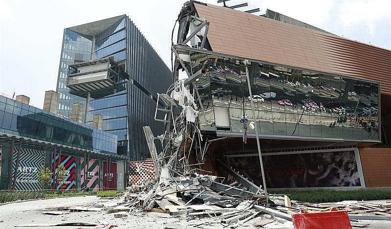 Youtube: se da extraña aparición durante el derrumbe de centro comercial de México