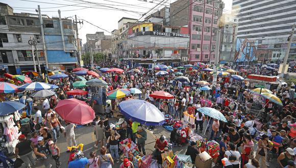 Los vendedores ambulantes toman por completo las calles de Gamarra, vendiendo productos a menor precio sin gastar en un local y quitándole clientela a los comerciantes formales del Emporio.