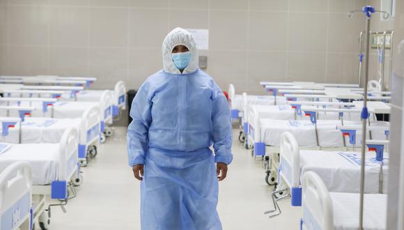 La próxima semana se estarían implementando 10 camas de hospitalización. Tres pacientes en estado crítico por el nuevo coronavirus se encuentran en el exterior del hospital a la espera de una cama UCI. (Foto: Essalud)