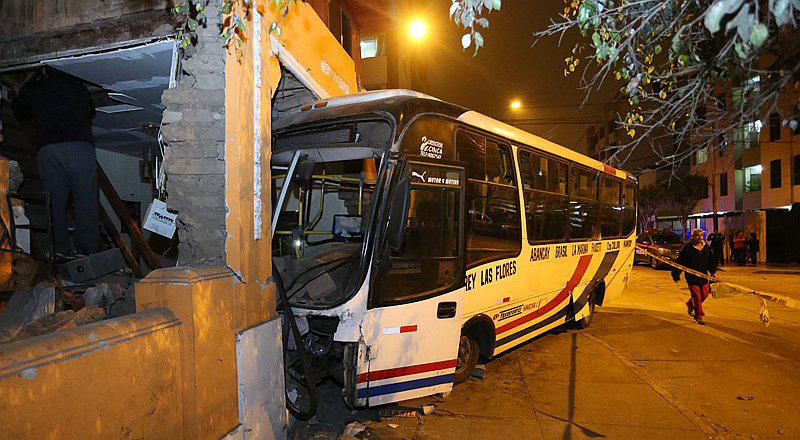 Magdalena del Mar: Un muerto deja choque de cúster contra casa