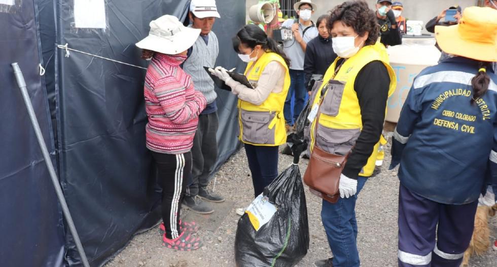 Arequipa: Entregan bolsa con alimentos y ropa a familias damnificadas por lluvias