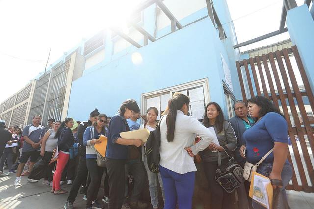 San Juan de Lurigancho: Padres de familia se amanecen formando colas para alcanzar vacante en colegio