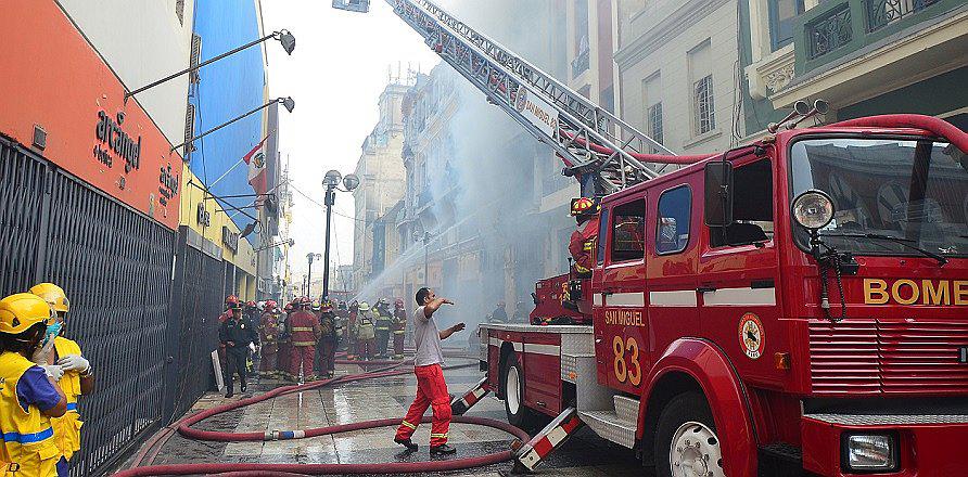 Cercado de Lima: Incendio arrasó tiendas del jirón de la Unión y generó pérdidas en 100 mil dólares