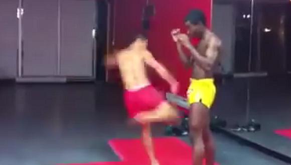 ​YouTube: Quería hacer demostración de kick boxing pero le parte la pierna a su amigo