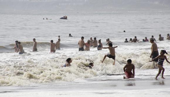 Cientos de personas acuden a las playas de Lima para disfrutar el verano. Foto: GEC/referencial