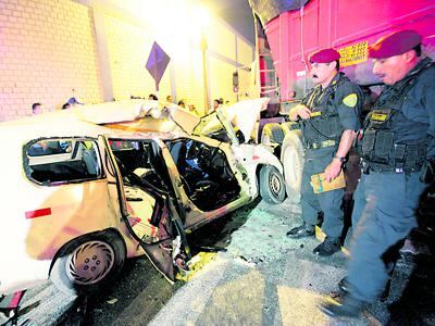 Empleados de la Municipalidad de El Callao mueren en choque de taxi con tráiler