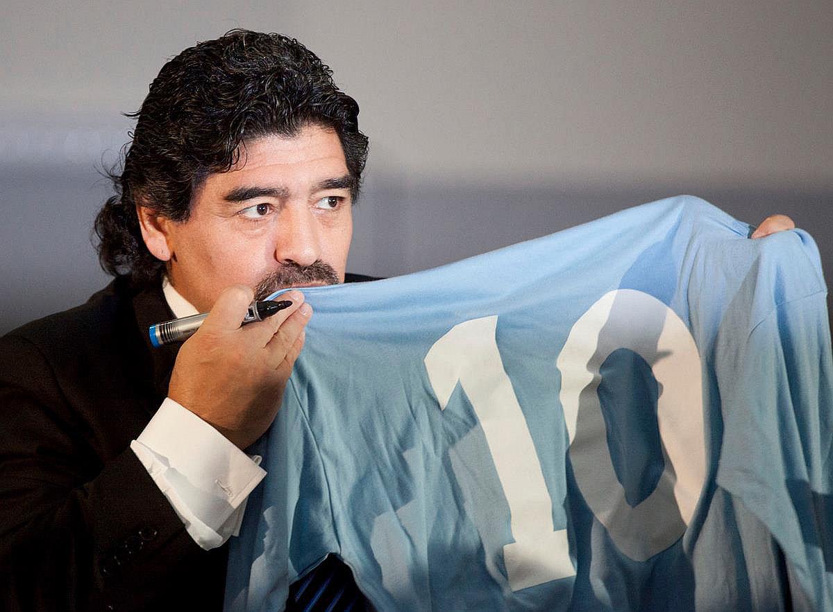 Diego Maradona apoya a Nápoles tras venta de Higuaín y dice: "Yo no os traiciono" 