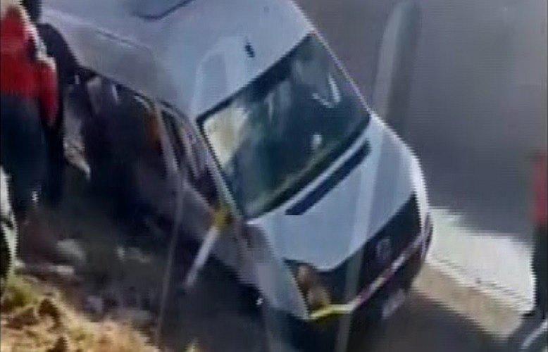 Cuatro muertos y 12 heridos en choque de miniván con trailer│VIDEO