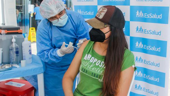 Las autoridades de la salud recomiendan completar el esquema de vacunación contra el coronavirus debido al incremento de contagios en las últimas semanas. (Foto: EsSalud)