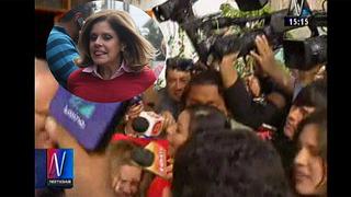 PPK: Tumban y despeinan a Mercedes Aráoz por entrevistar a candidato [VIDEO]   