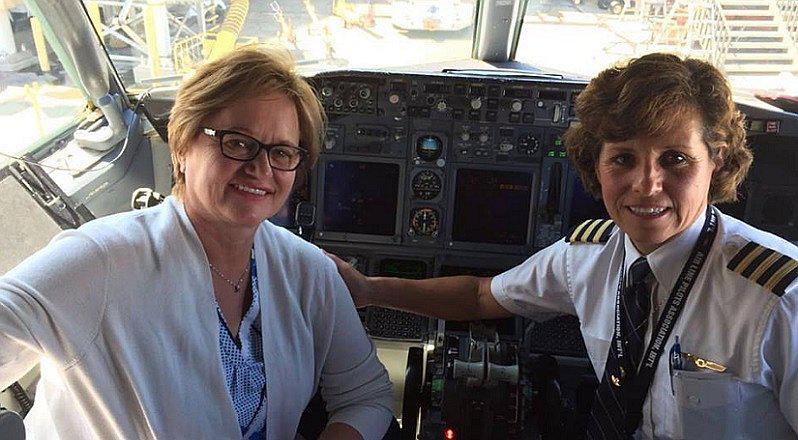 Facebook: Primera Dama se muestra en cabina de vuelo con piloto peruana