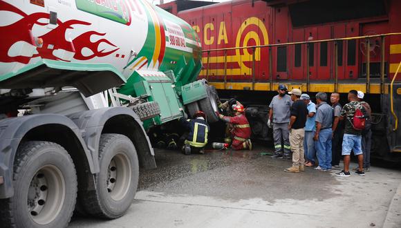 Choque de camión y tren deja una persona herida. Foto: Hugo Curotto/GEC
