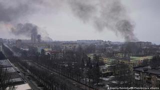Vence ultimátum de Rusia y ucranianos resisten en sitiada Ciudad de la Virgen María arrasada a bombazos