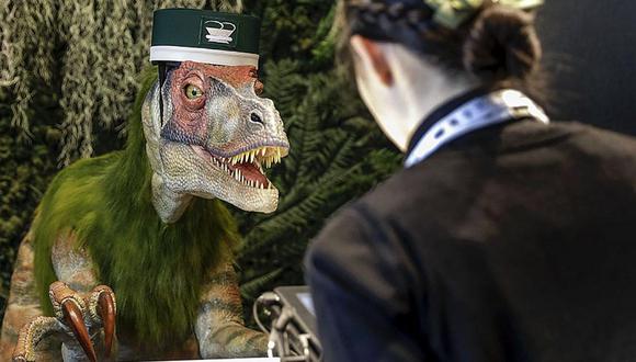 Dinosaurios son recepcionistas de este hotel en Japón