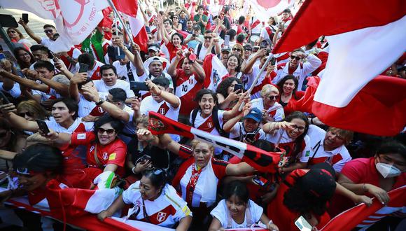 Peruanos alentarán este lunes a la 'bicolor' que jugará su pase a Qatar 2022.  Foto: Daniel Apuy/GEC