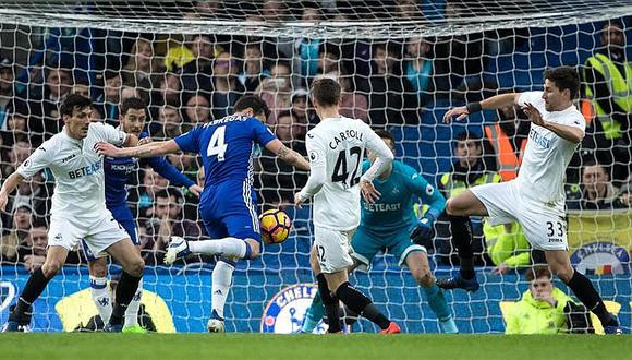 Premier League: Chelsea vence 3-1 con ayuda arbitral y acaricia título 