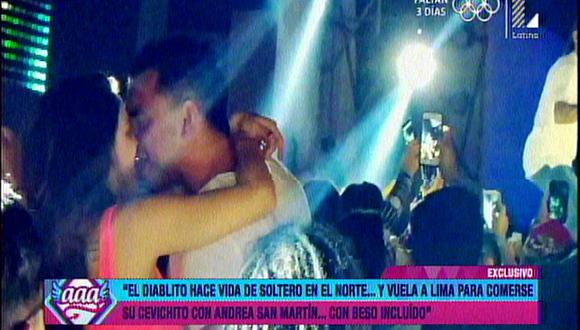 Andrea San Martín y Diego Chávarri fueron puro beso en discoteca 