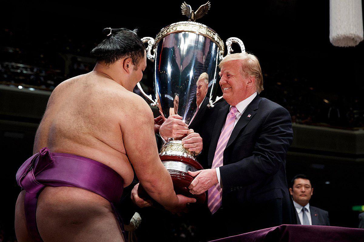 Donald ​Trump entrega copa al vencedor de torneo de sumo en Tokio