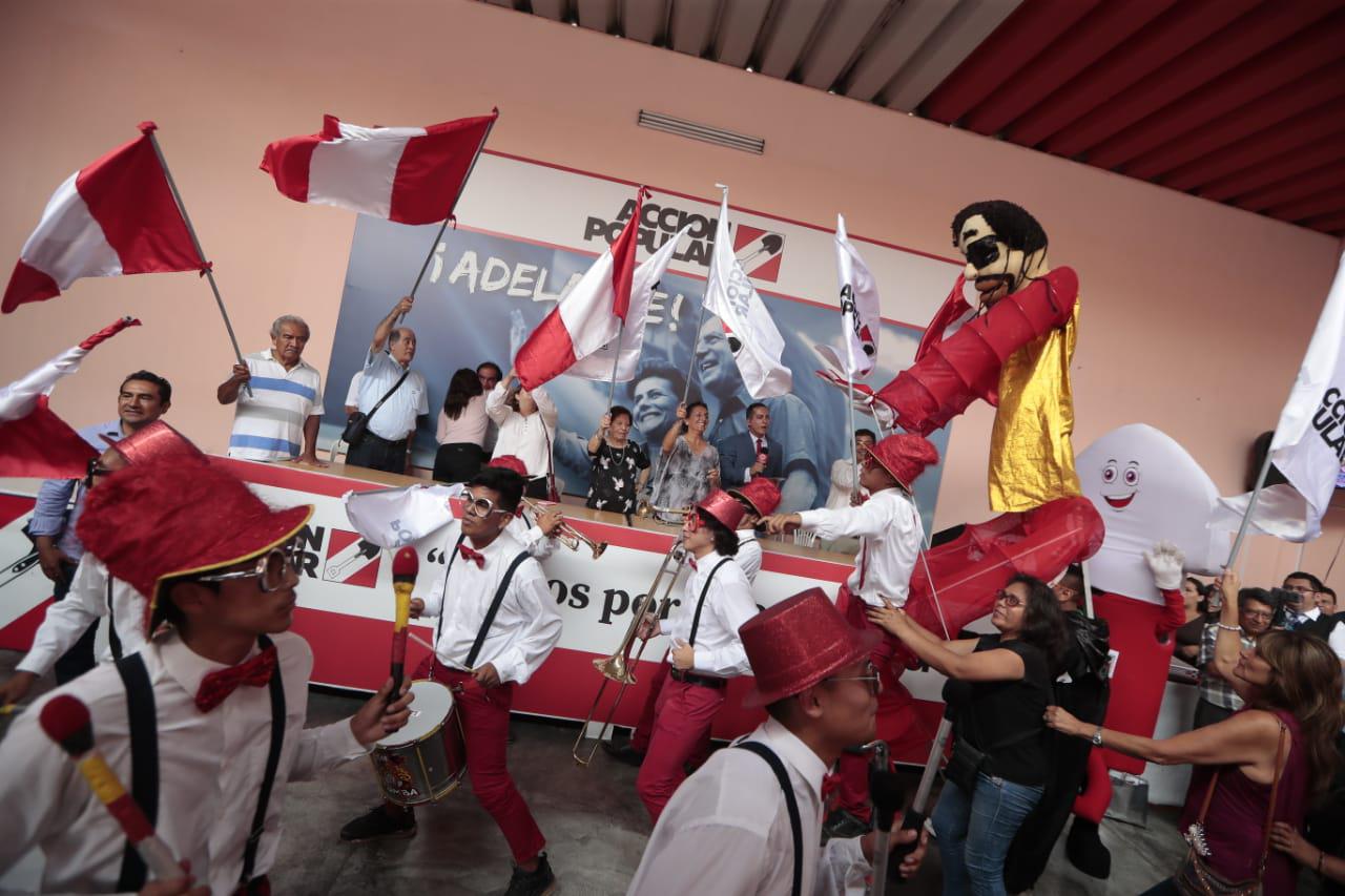 Acción Popular reciben el flash electoral en su local partidario. Fotos: Hugo Pérez