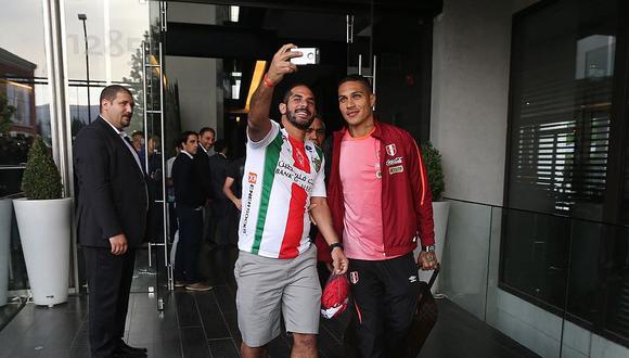 Perú vs. Chile: Hinchas se desesperan por Paolo Guerrero a la salida de hotel   