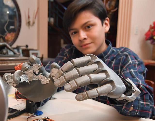 Leonardo Viscarra tiene 14 años y fabricó su propia mano robótica [FOTOS]