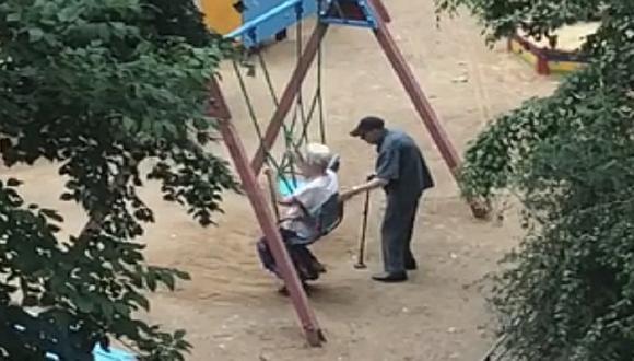 Pareja de ancianos en un parque enternece las redes | VIDEO